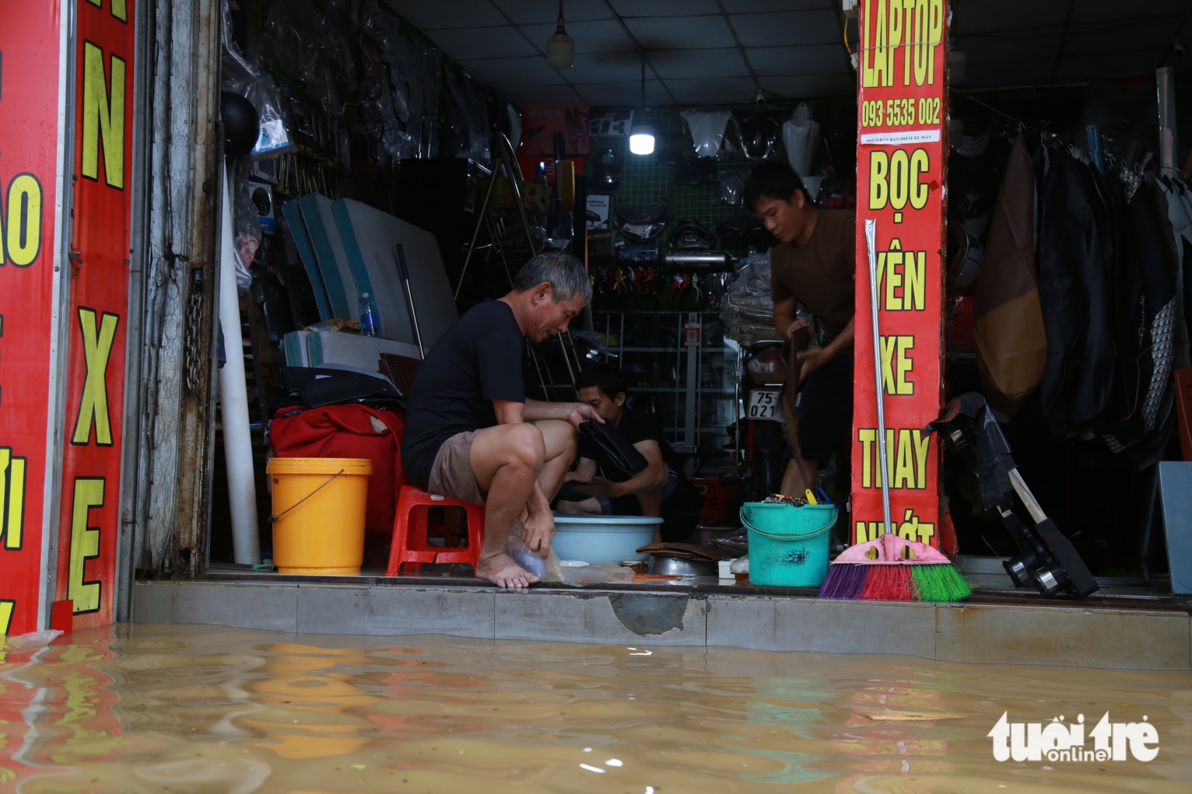 顺化商户在洪水后茫然看着受损商品